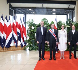 Don Felipe acompañado por el Presidente de la República de Costa Rica, la Primera Dama, el primer vicepresidente de Costa Rica, la segunda vicepreside
